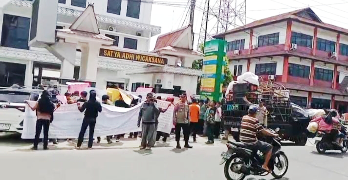 Massa aksi pro pangulu di Kantor Kejaksaan Negeri Simalungun, Jumat (13/6/2025). (Foto: Akbar Harahap)