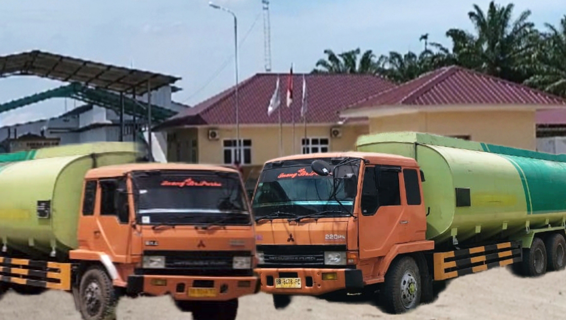 Dua unit truk yang tertangkap basah warga membuang limbah. Ist