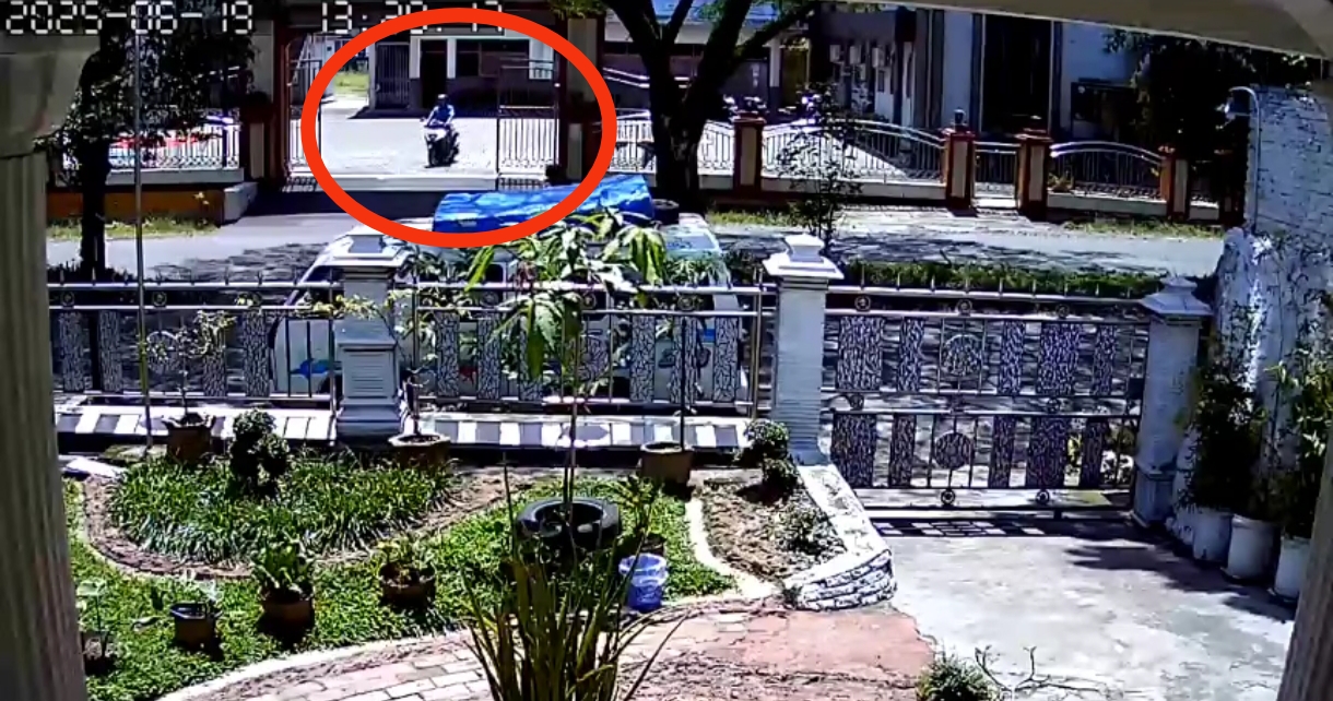 Pelaku tertangkap kamera CCTV mengembat motor korban. ist