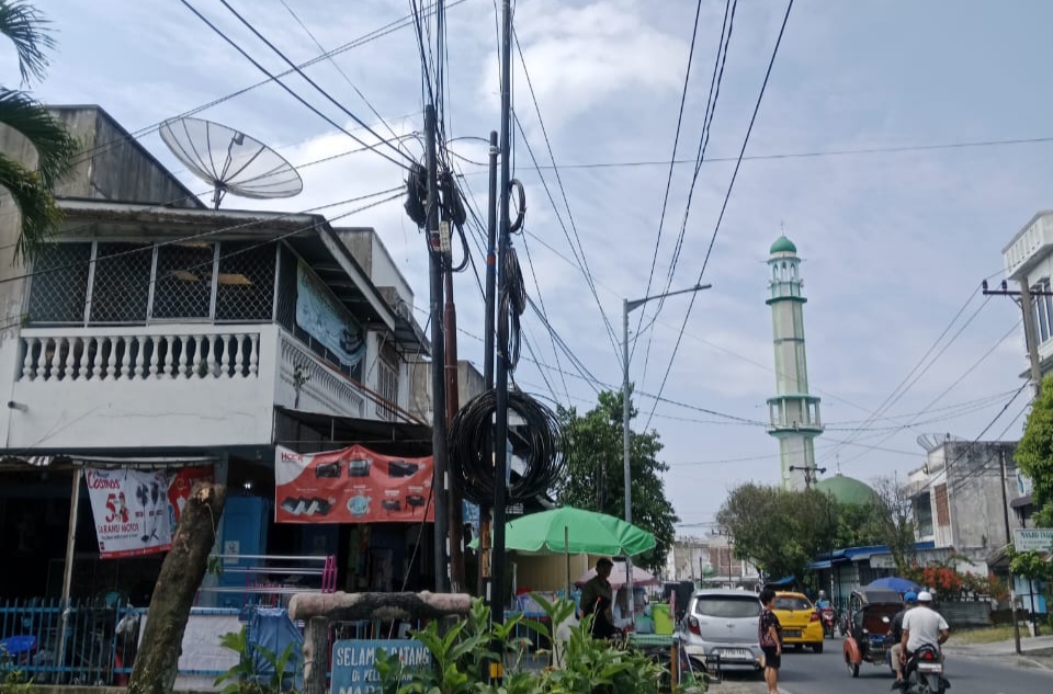 Tiang jaringan milik PT KRM diprotes masyarakat. ist