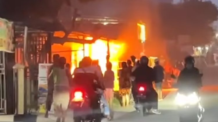 Upaya pemadaman dilakukan warga sebelum mobil pemadam tiba di lokasi. Ist