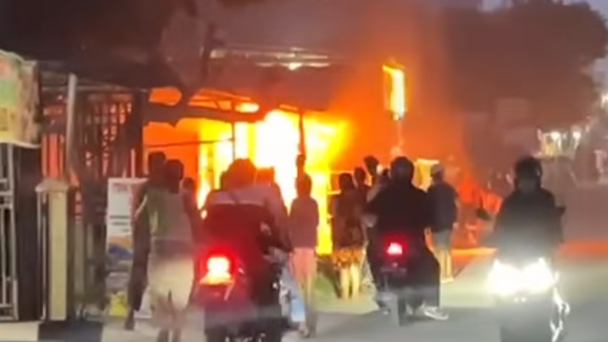 Upaya pemadaman dilakukan warga sebelum mobil pemadam tiba di lokasi. Ist
