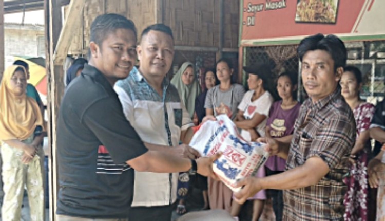 Gamot Huta Maratur, Nagori Sambosar Raya, Supri saat menerima bantuan (CSR) dari PT RAS