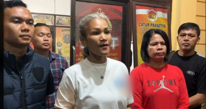 AKBP Sah Udur Sitinjak (kaos putih) saat memberikan keterangan pers di Polsek Siantar Utara