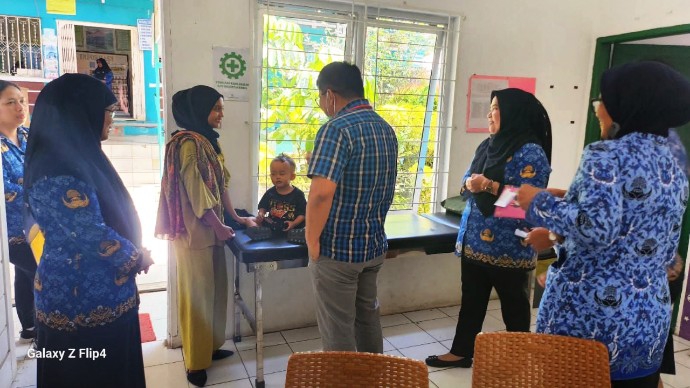 Dokter spesialis anak saat melakukan pendampingan pelayanan kesehatan di Puskesmas.