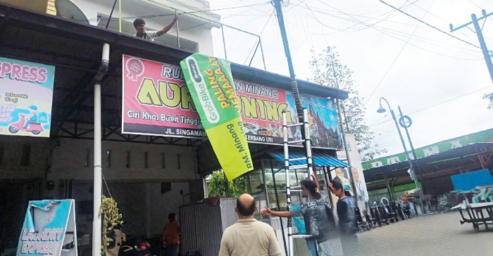 Salah satu reklame yang ada di Kota Pematangsiantar.