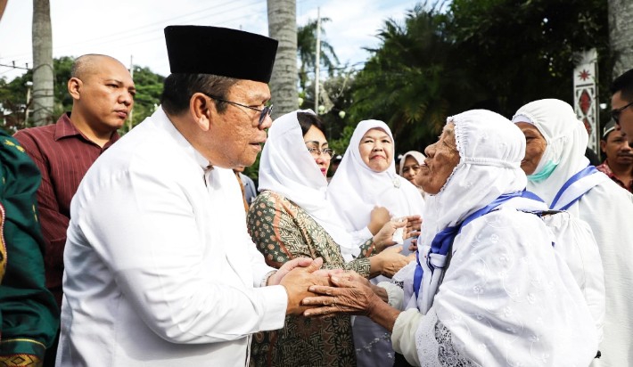 Wali Kota Pematangsiantar Wesly Silalahi saat menyambut kedatangan jamaah haji.