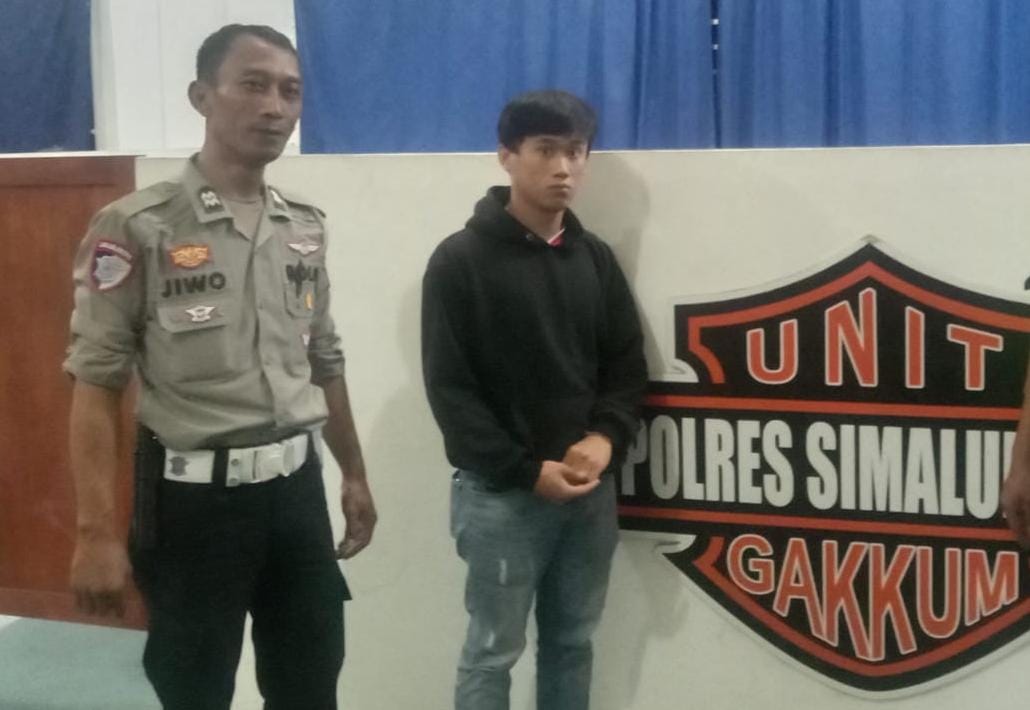 Tersangka pakai sweater hitam. ist