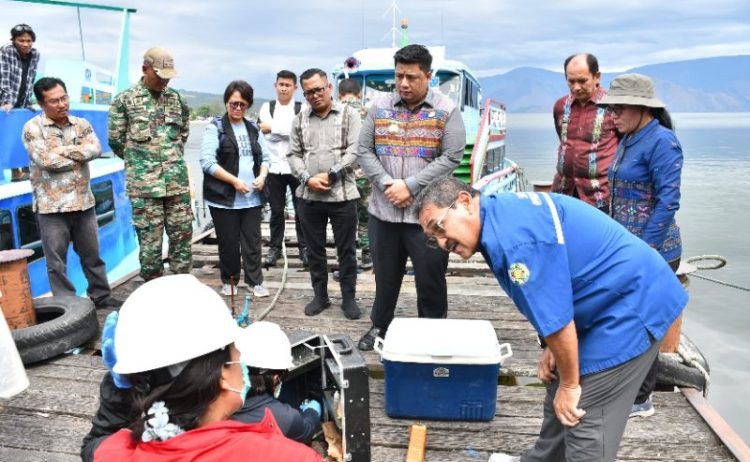 Pengambilan sampel air Danau Toba di Kabupaten Samosir. ist