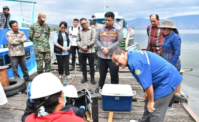 Pengambilan sampel air Danau Toba di Kabupaten Samosir. ist