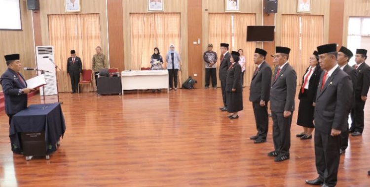 Momen pelantikan pejabat eselon III dan IV di lingkungan Pemkab Simalungun