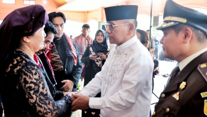 Bupati Simalungun saat melayat almarhum Reynanda Primta Ginting di Pancur Batu, Deli Serdang
