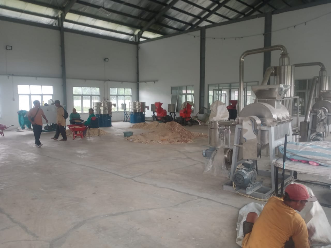 Proyek pembangunan Sentra IKM (Industri Kecil Menengah) pengolahan jagung di Tanjung Pasir, Tanah Jawa, Simalungun, Sumatera Utara, yang menelan anggaran Rp 3,5 miliar melalui kontrak CV Putra Jaya pada tahun 2023, kini menjadi sorotan keras.