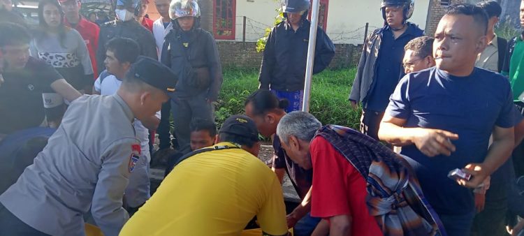 Warga memadati lokasi penemuan mayat korban. ist