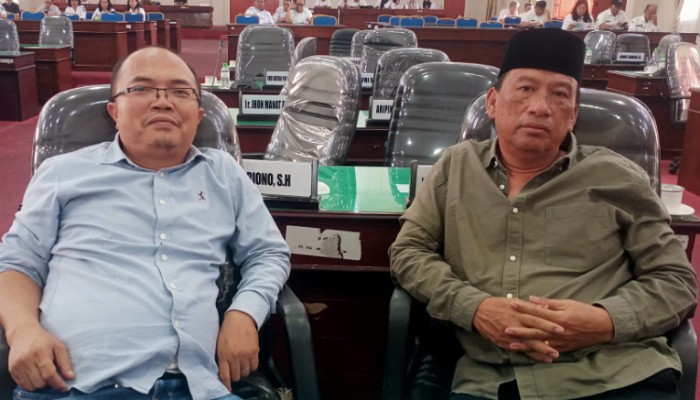 Maraden Sinaga bersama rekannya dari Fraksi PDI Perjuangan.