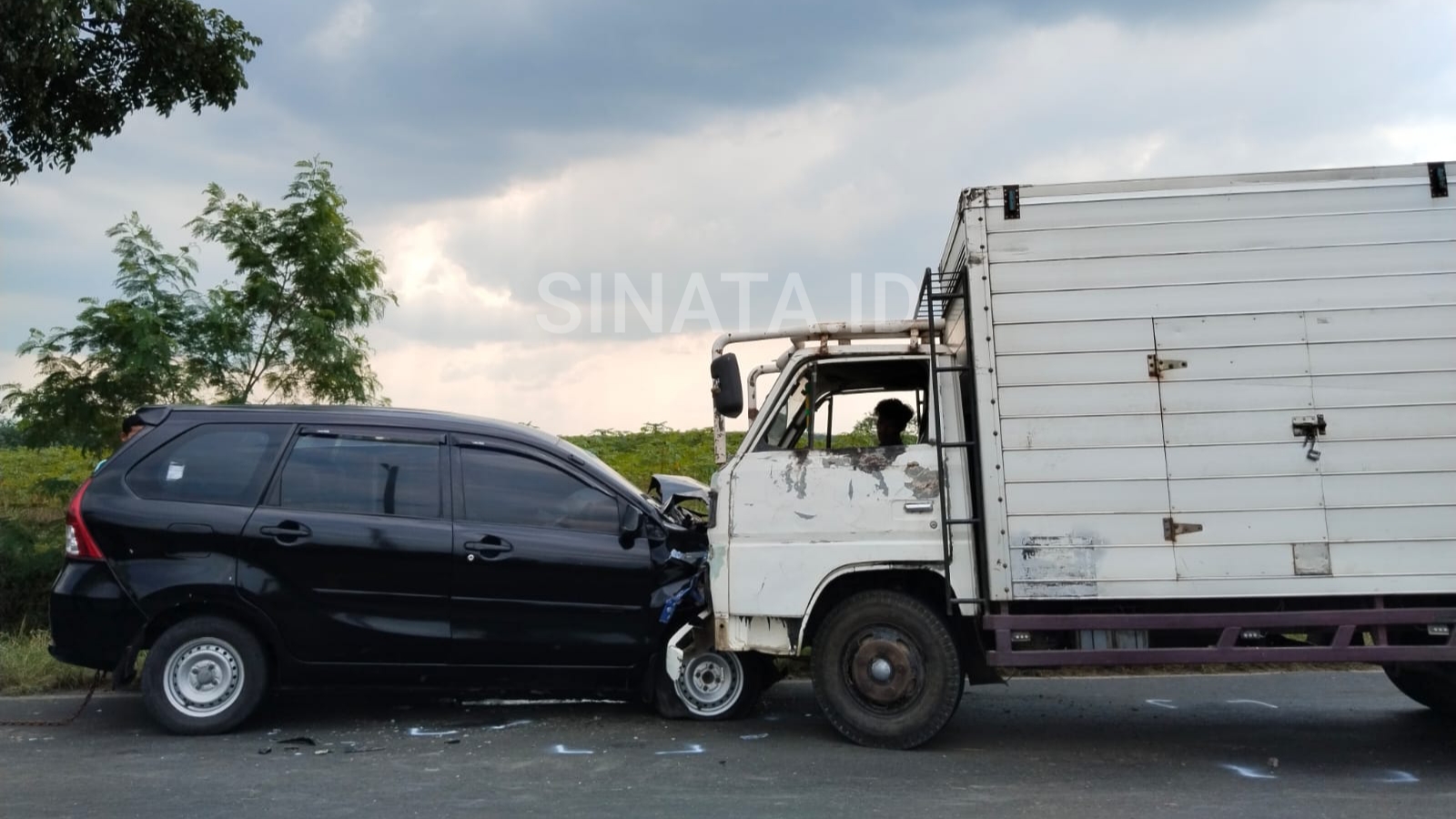 Truk dan Minibus ringsek usai terlibat kecelakaan. (Foto: Hendri Nainggolan/sinata)
