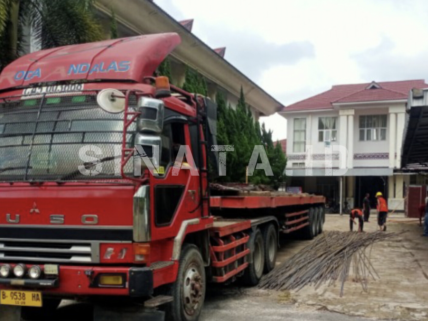 Truk tronton berukuran besar bermuatan material besi di kawasan inti Kota Pematangsiantar pada Selasa, 8 Juli 2025.