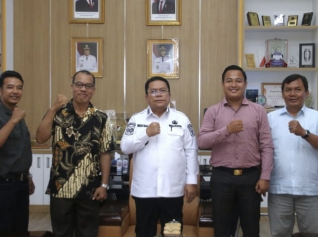 Wesly Silalahi menerima audiensi panitia pelaksana kegiatan Parheheon Ama HKBP Bongbongan, Rabu (16/07/2025), di ruang kerjanya di Jalan Merdeka.