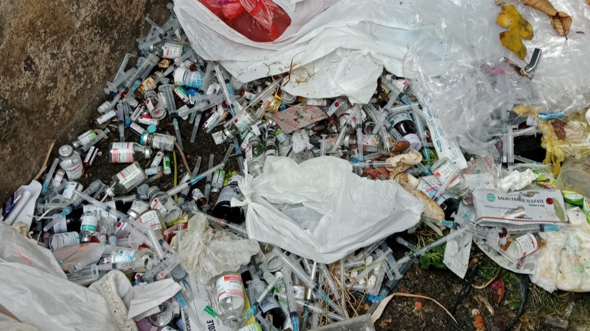 Limbah medis di tempat pembuangan sampah. ist