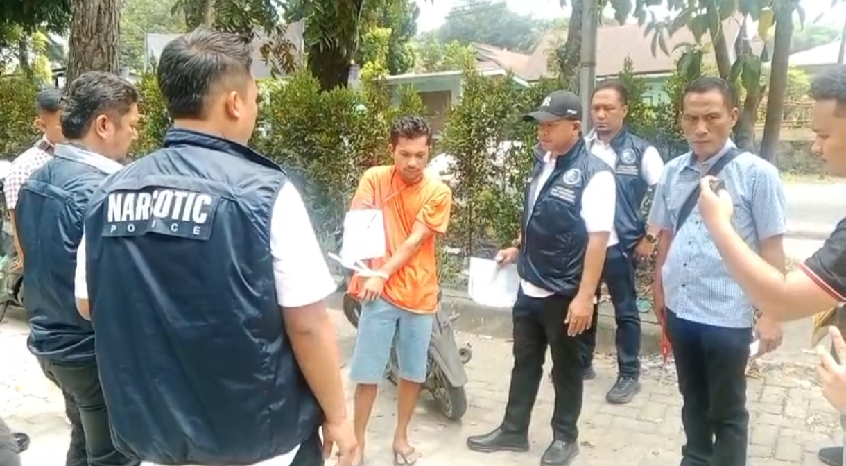 Tersangka SG (pakai baju tahanan) menjalani prarekonstruksi. ist