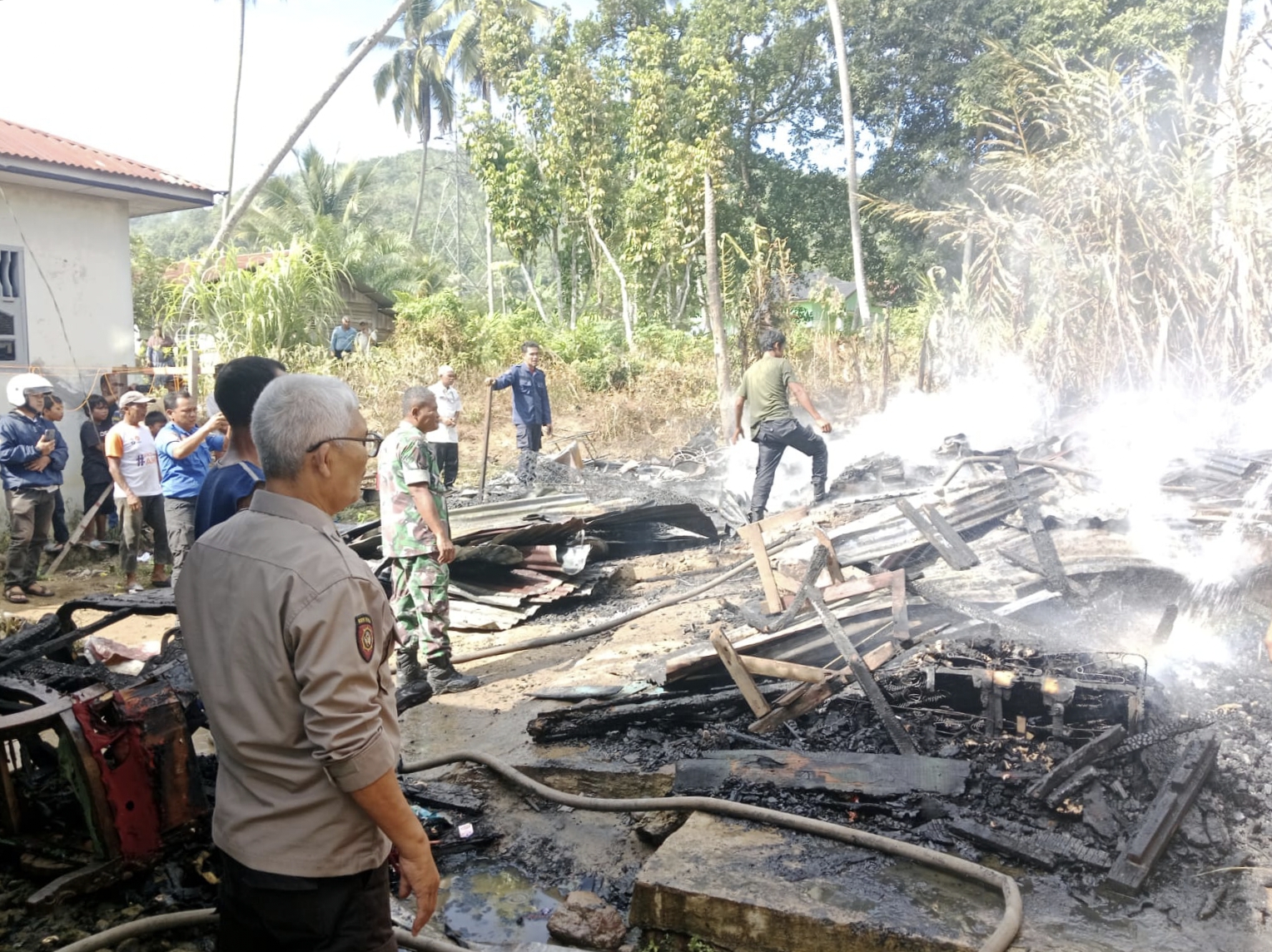 Tiga unit rumah ludes dilalap si jago merah, Kamis 25 Juli 2025, pagi sekitar pukul 08.30 WIB. (Sinata/BM/Ist)
