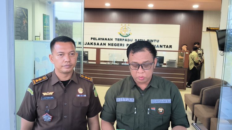 Kepala Seksi Pidsus Arga JP Hutagalung (kiri) dan Kepala Seksi Intelijen Heri Situmorang. (foto/sinata)