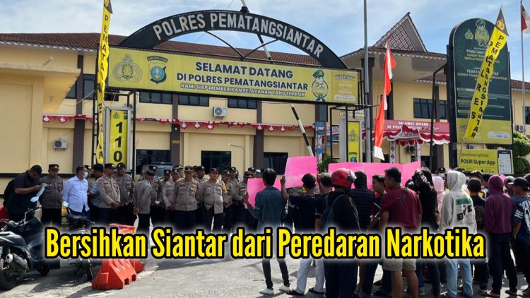 Sekelompok pemuda menuntut penangkapan bandar narkoba berinisial RS. (Foto:ist)