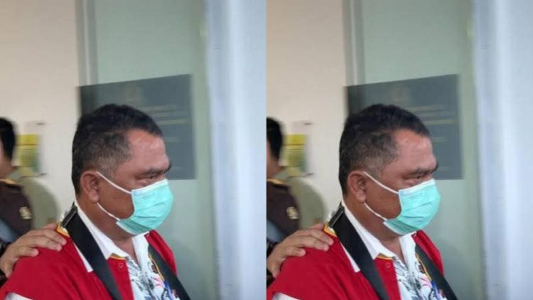Tersangka Julham Situmorang mengenakan rompi tahanan. ist
