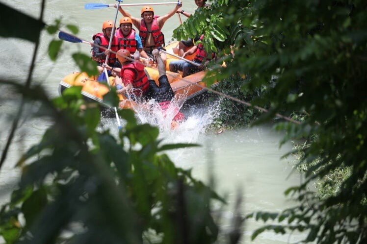 Arung Jeram di sungai Bah Bolon