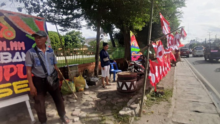 Pedagang suvenir HUT RI di Jalan DI Panjaitan