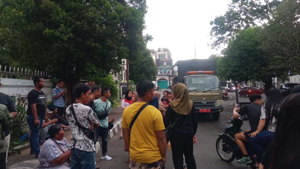 Kendaraan dinas Satpol PP terparkir di depan gedung DPRD Pematangsiantar. (Foto: sinata/Pra)