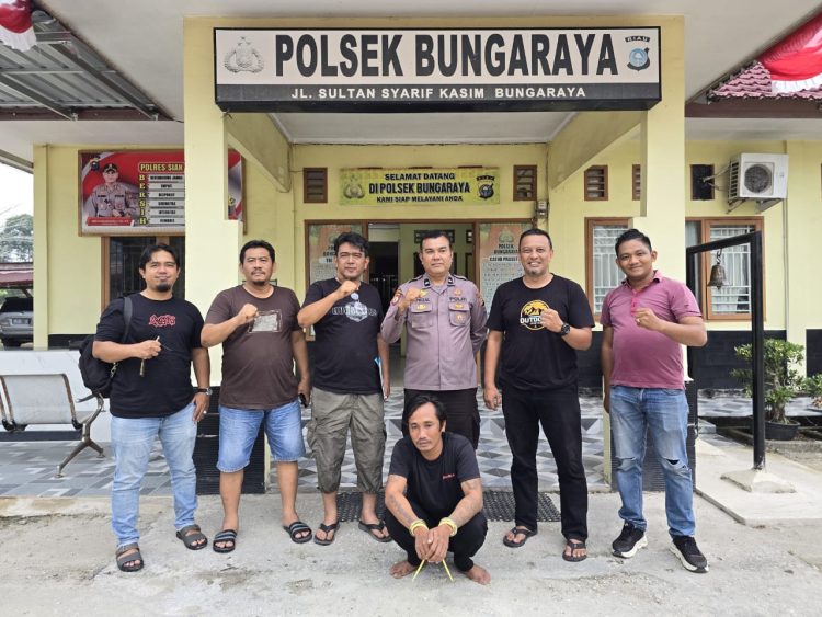 Polres Simalungun menjemput tersangka pembunuhan di Riau. (ist)