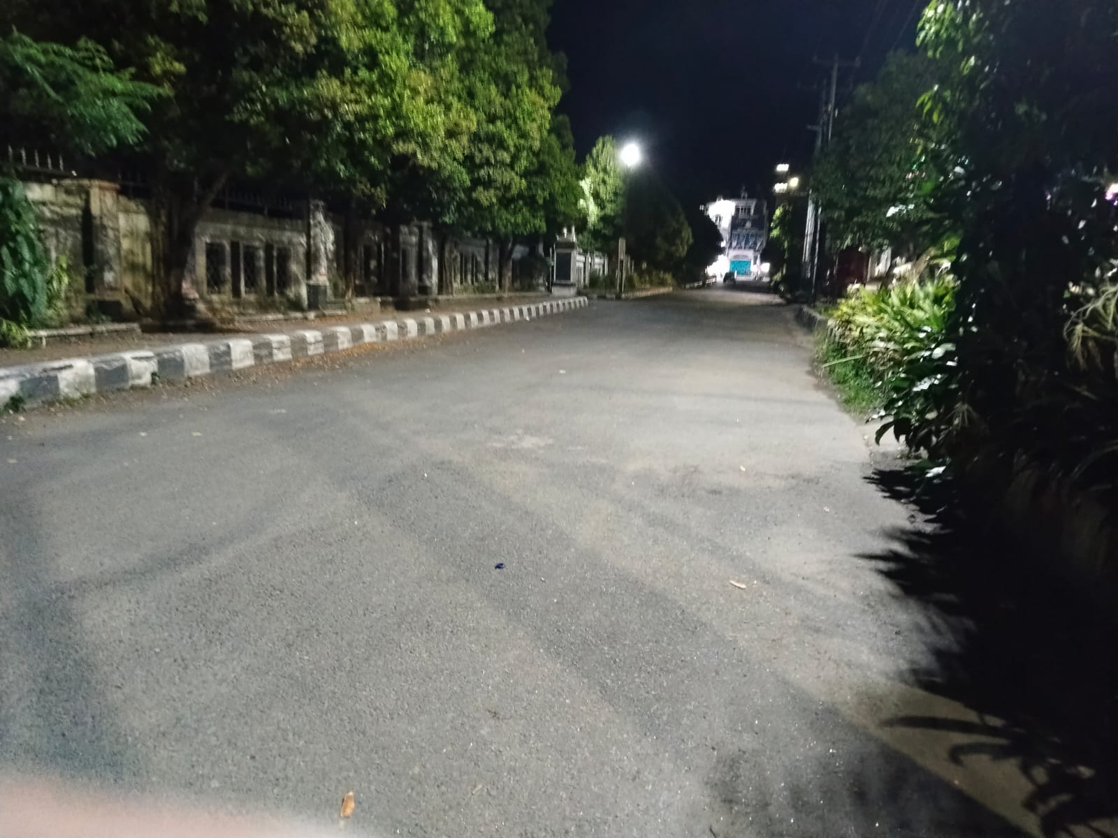 Lokasi depan gedung DPRD biasanya dipenuhi lapak pedagang, tetapi kini mulai sepi. (Foto: sinata/Hendri)