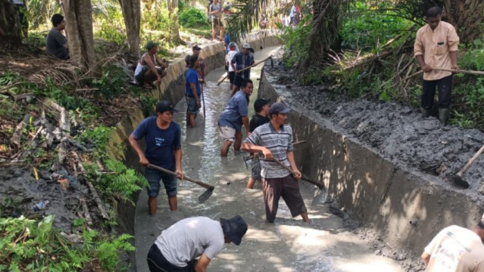 Warga Gajing Gotong-royong bersihkan sedimen irigasi