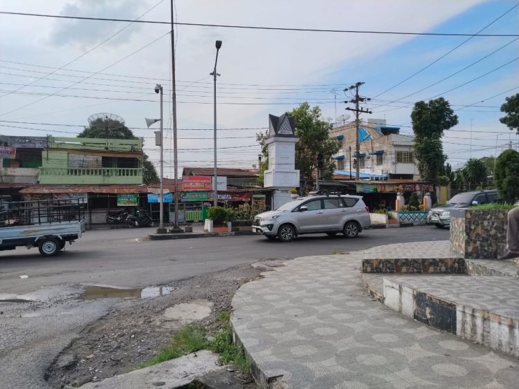 Traffic light yang hancur di simpang Rambung Merah belum diperbaiki. (Foto: sinata/hendri)