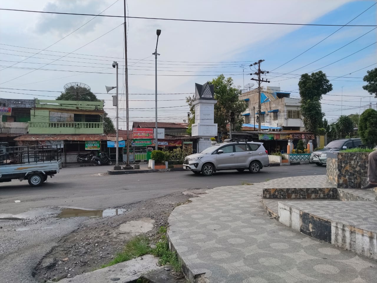 Traffic light yang hancur di simpang Rambung Merah belum diperbaiki. (Foto: sinata/hendri)