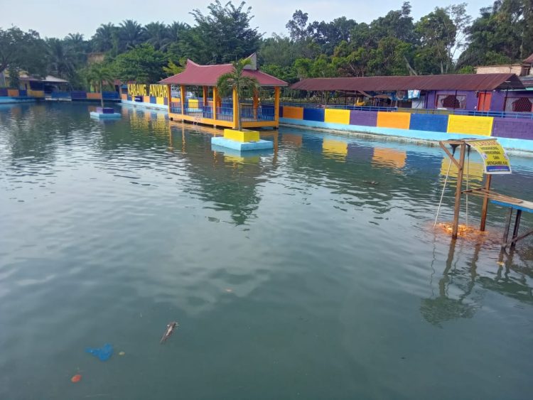 Terdapat budiday air di kolam pemandian Karang Anyer, Simalungun. (Foto: sinata/sawal)