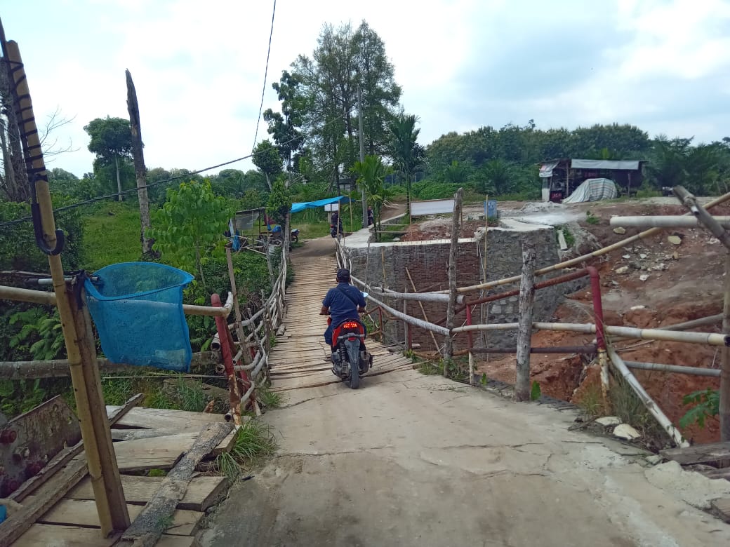 Jembatan penghubung dua desa yang ambruk. (Foto: sinata/sawal)