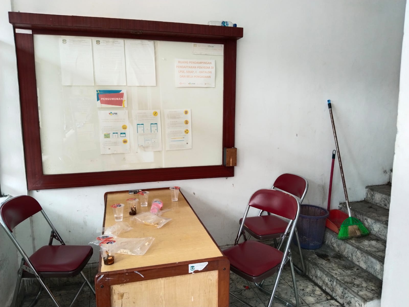 Sampah yang berserakan. (Foto: sinata/hendri)