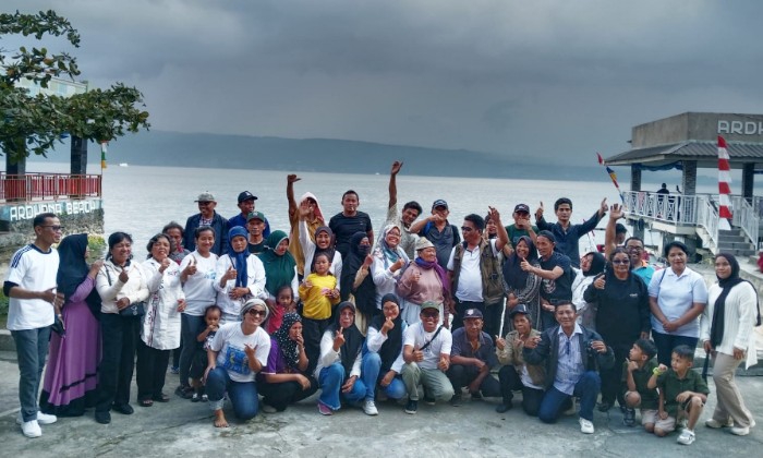 Camat Siantar Selatan Ajak Petugas Kebersihan Liburan ke Danau Toba