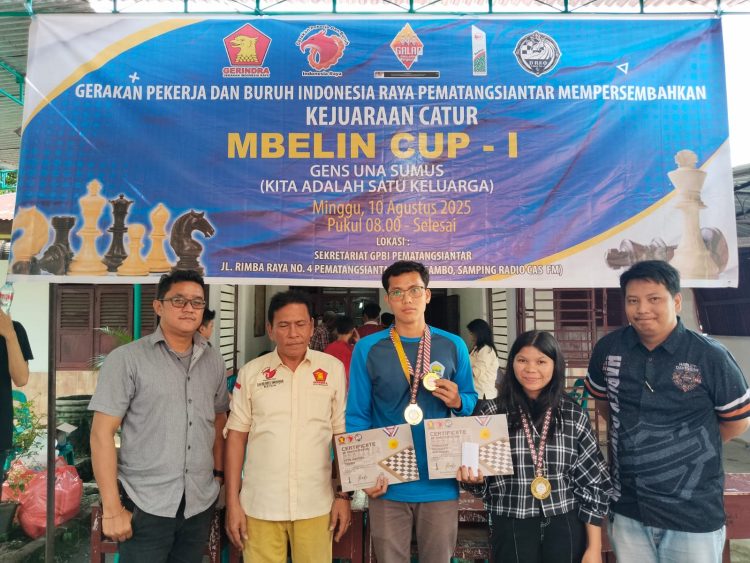 Fransiska dan pecatur lainnya yang turut memenangkan perlombaan. (foto: sinata/hendri)