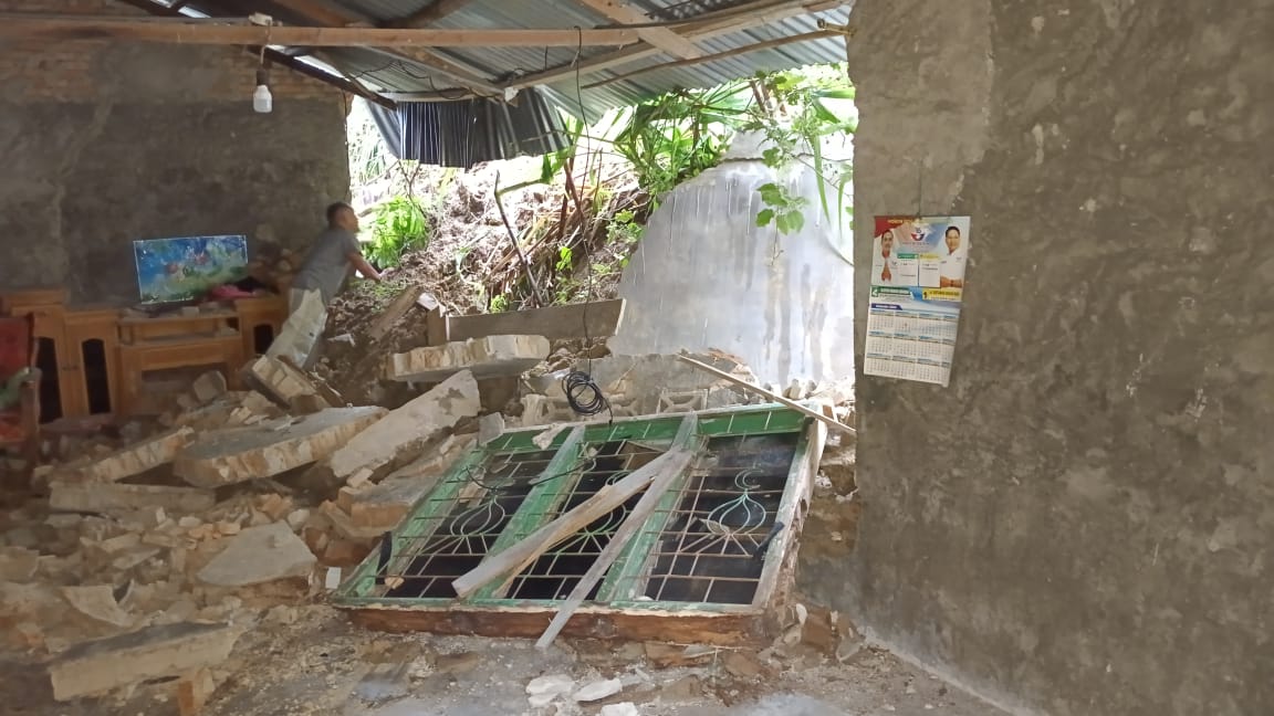 Rumah warga terdampak bencana tembok penahan yang ambruk. (Foto: sinata/sawal)