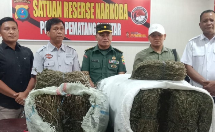 Penyerahan ganja yang ditemukan Kodim 0207/Simalungun ke Polres Pematangsiantar