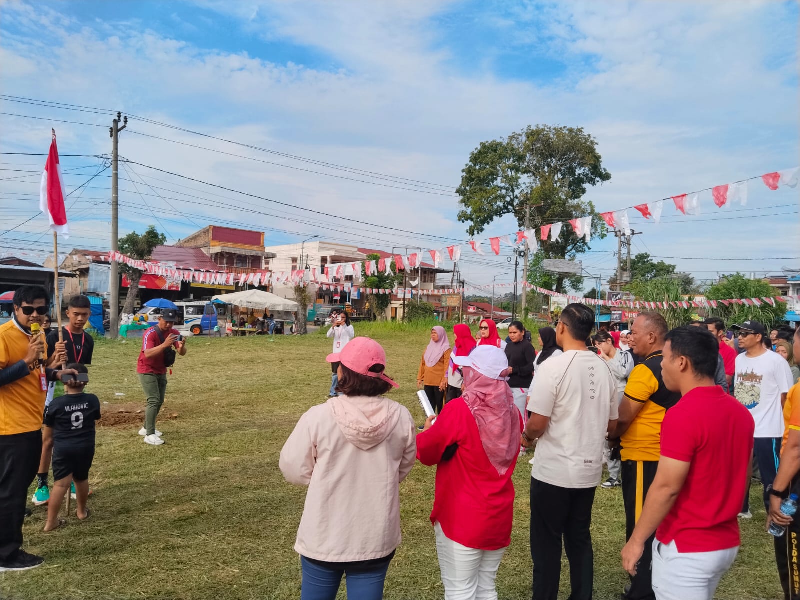 Gerak jalan santai menyambut HUT RI ke 80 di Kelurahan Pondok Sayur. (Foto: sinata/hendri)