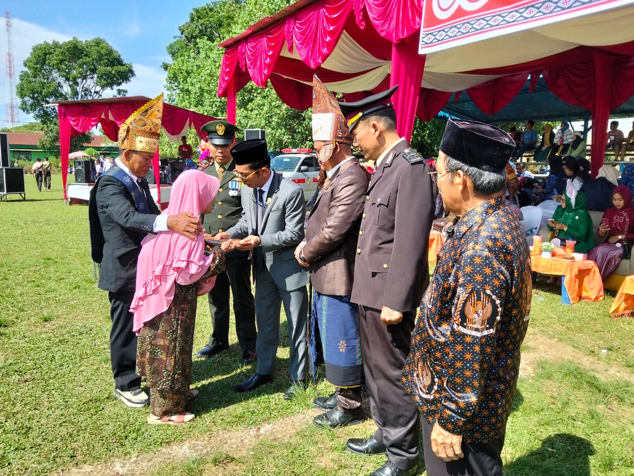 Sarti (93), menerima santunan sebagai bentuk penghargaan atas jasa-jasa perjuangannya. (foto: sinata/sawal)