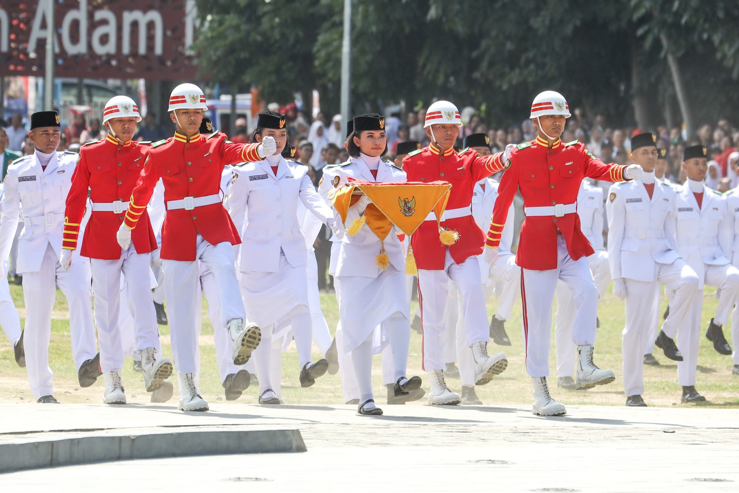 Pasukan Pengibar Bendera Pusaka (Paskibraka) tunaikan tugas kibarkan Merah Putih di Lapangan Adam Malik. (foto: dok Pemko Pematangsiantar)