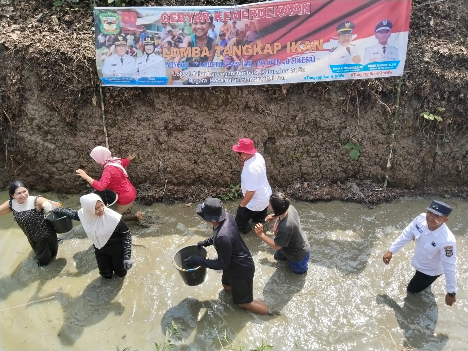 Herlina (jilbab putih) mengikuti lomba menangkap ikan. (foto: sinata/hendri)
