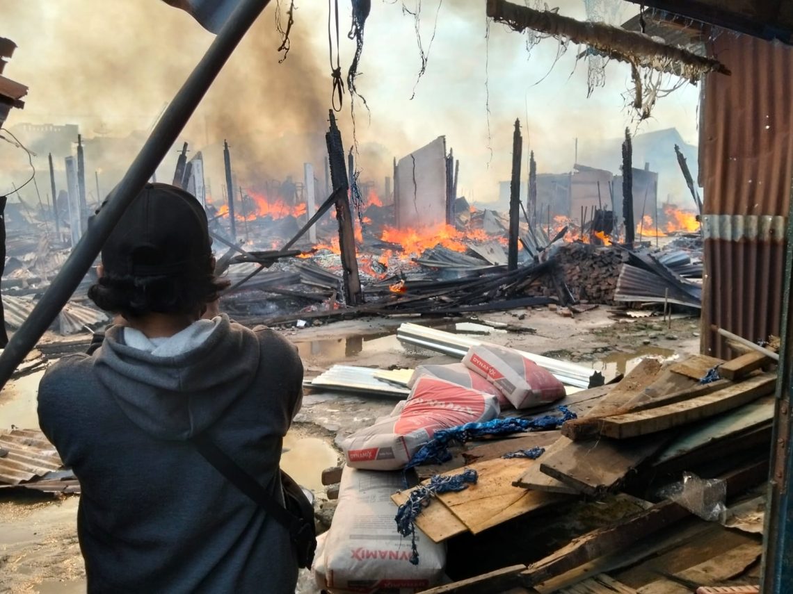 Api melahap bangunan kios pedagang Pasar Horas Serbelawan, Simalungun, Senin, 18 Agustus 2025. (foto: sinata/sawal)