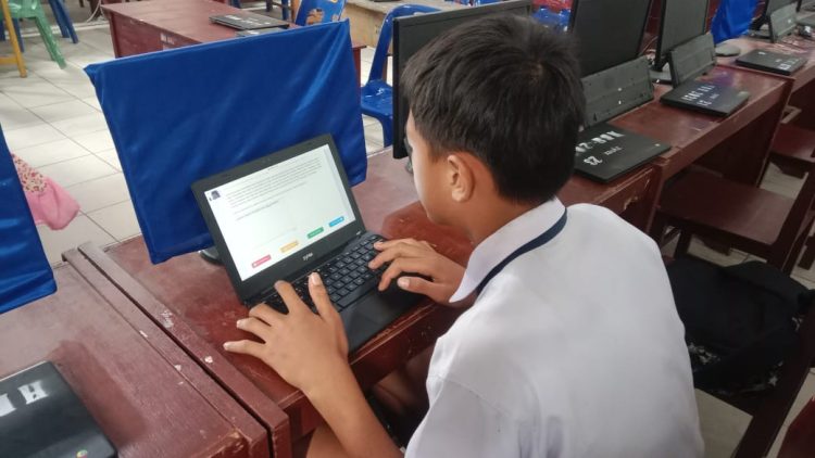 Seorang pelajar mengoperasikan laptop Chromebook di SMPN12. (foto: sinata/pra)