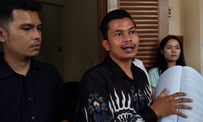 Kuasa hukum Julham Situmorang, Immanuel Sembiring SH MH (tengah)